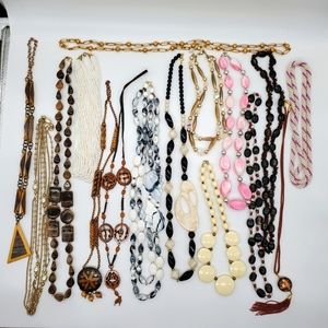 Vintage Beaded Lucite /Metal/ Wood /Costume Jewelry Necklace Lot 16 Pc.